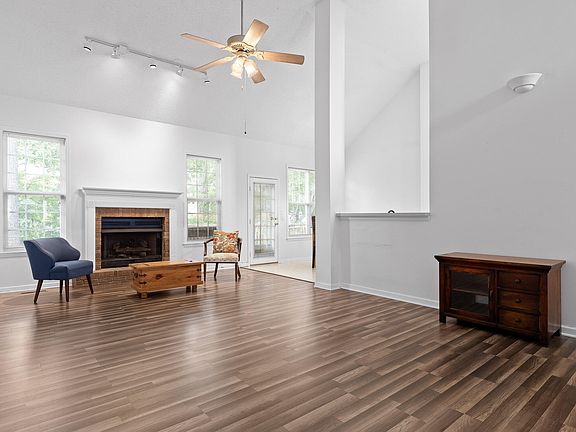 4th image of 2111 Sargent Daly Dr