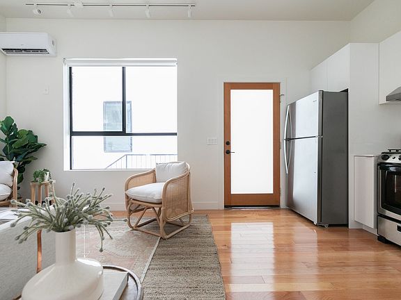 4th image of 121 N Berendo St #123-1/4