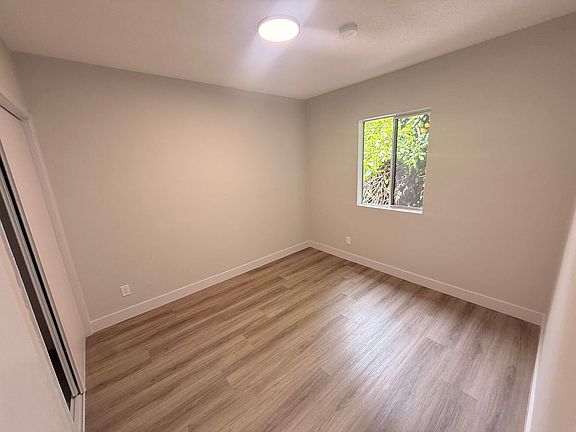 5th image of 841 E Adams Blvd #7