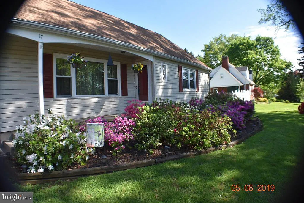 17 E Hillcrest Ave photo 1