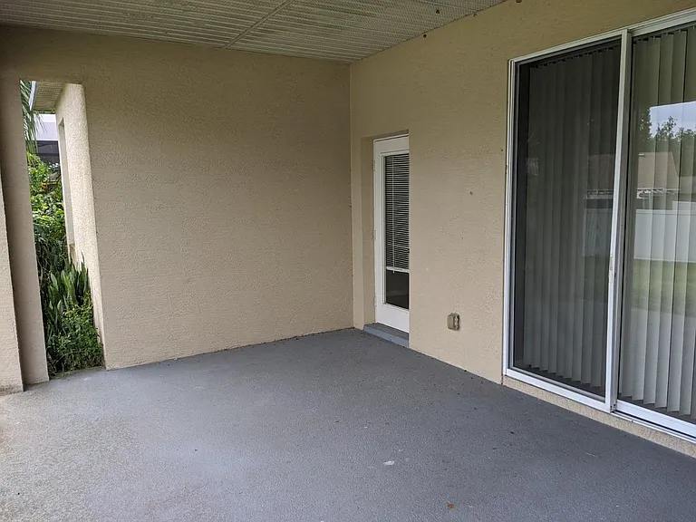 750 Lake Cove Pointe Cir — Photo 23