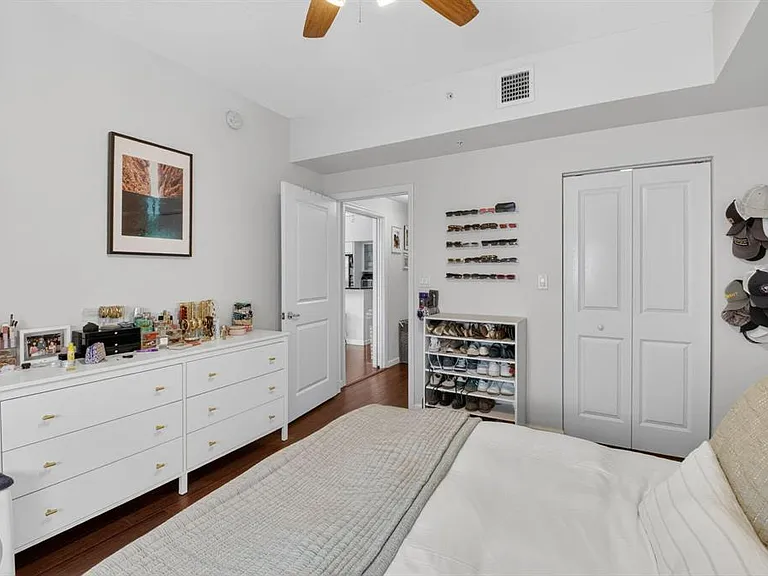 225 NE 1st St #301 — Photo 11