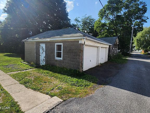 2nd image of 105 Centre St