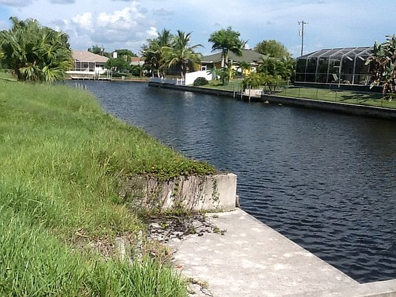 3rd image of 520 SW 43rd Ter
