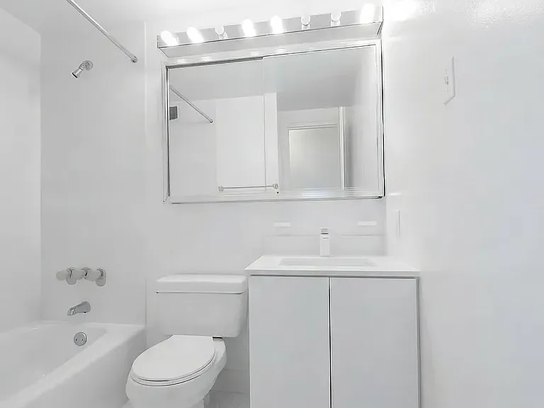 220 E 24th St #8A — Photo 7