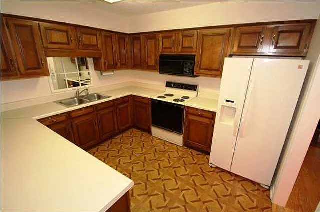 6028 Sussex Dr — Photo 2