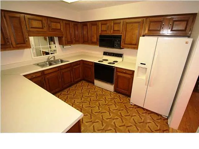 Building Photo - 6028 Sussex Dr