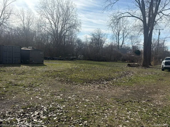 7565 Saint Clair St, Newport, MI 48166