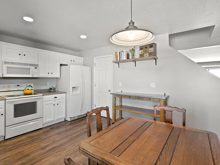 376 Montgomery Dr — Photo 6