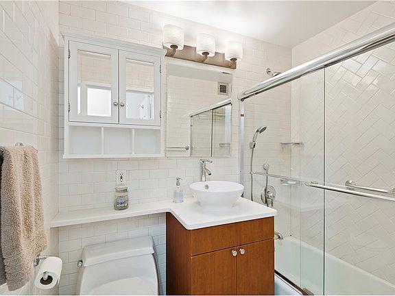 5th image of 130 W 67th St APT 6D