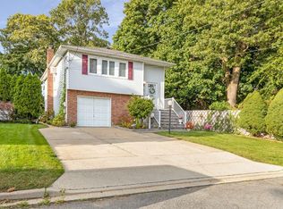 4071 Remsen St, Seaford, NY 11783