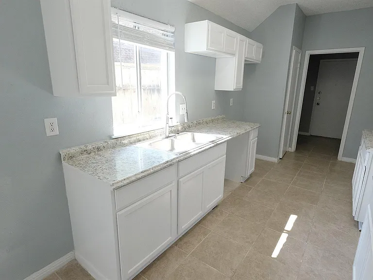 1203 Beckwood Cir — Photo 5