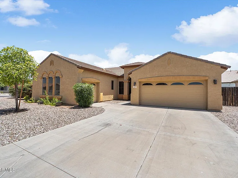2619 E Hazeltine Way — Photo 2