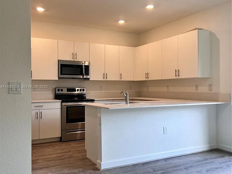 925 NE 211th St — Photo 3