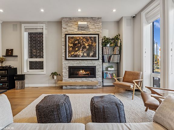 2nd image of 1545 W Diversey Pkwy #1