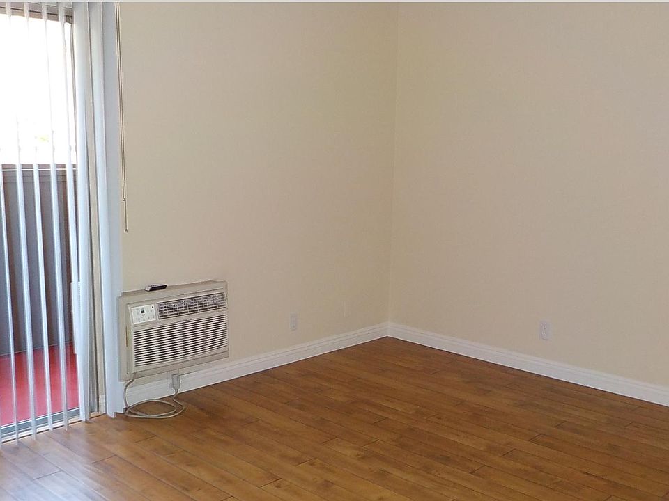 Laminate floors and a/c in living room