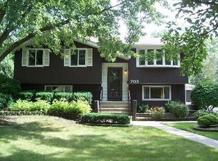 705 S Braintree Dr, Schaumburg, IL 60193