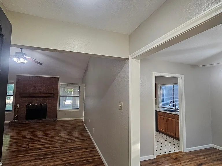 1402 Sheppard Ln — Photo 3