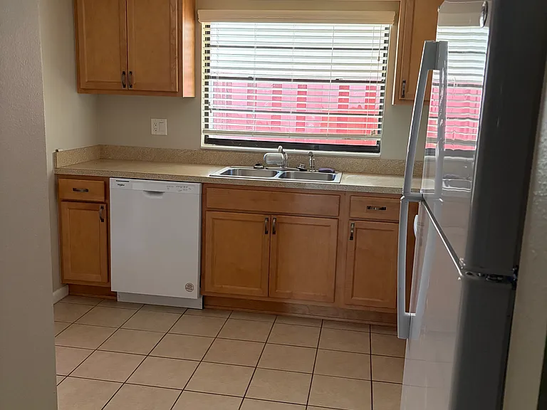 1084 Pelham Ct — Photo 4
