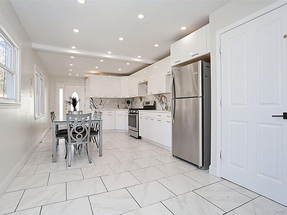 3rd image of 35 Mid Oaks Street