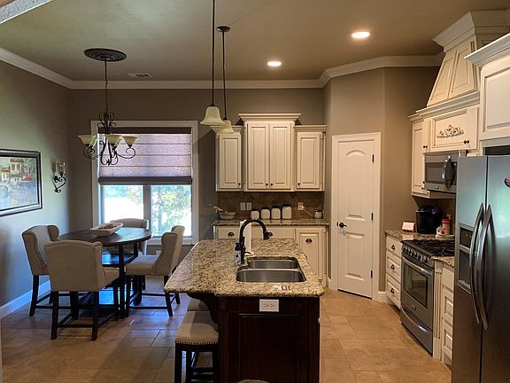 3rd image of 3201 Summer Hill Cir