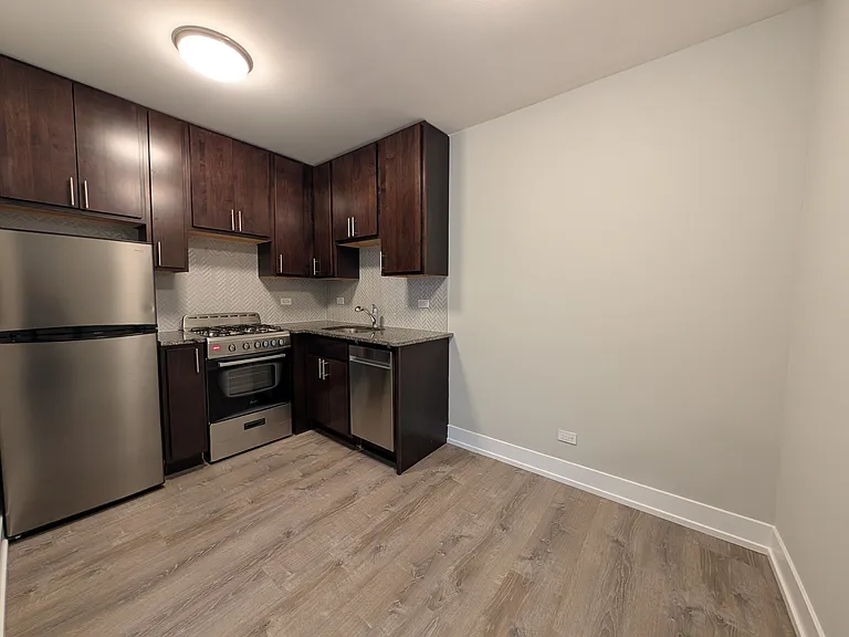 538 W Surf St — Photo 5