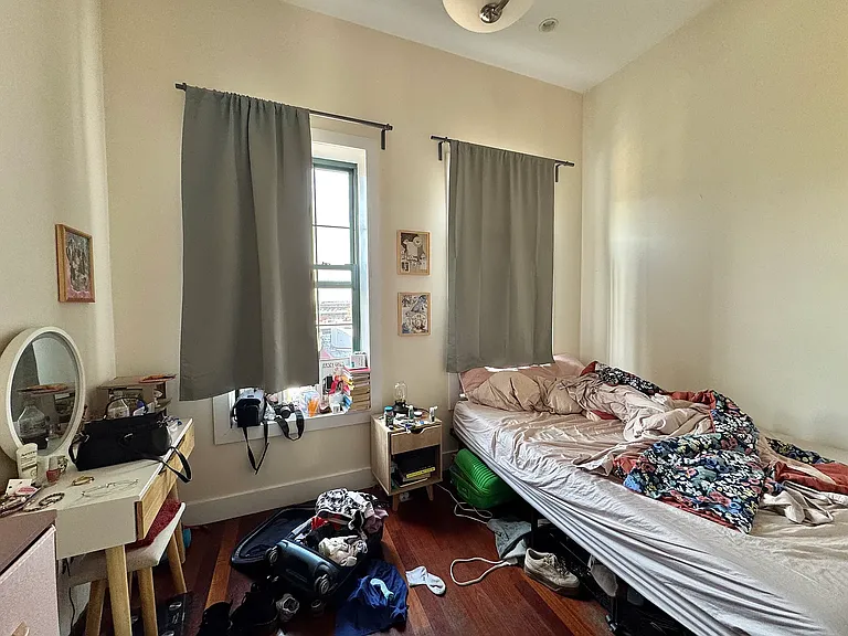 120 Grattan St #2R — Photo 2