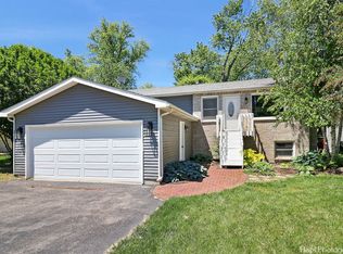 527 Santa Barbara Rd, Lakemoor, IL 60051