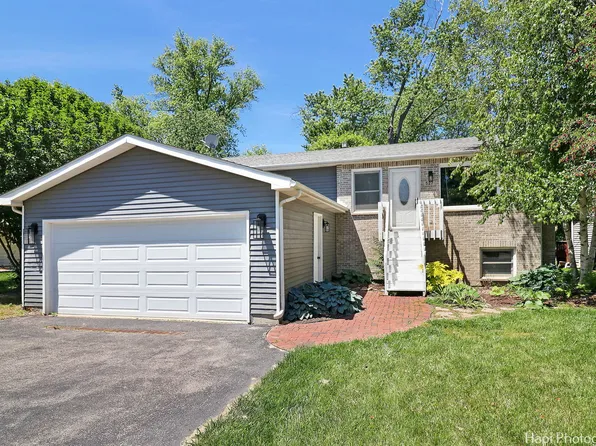 527 Santa Barbara Rd, Lakemoor, IL 60051