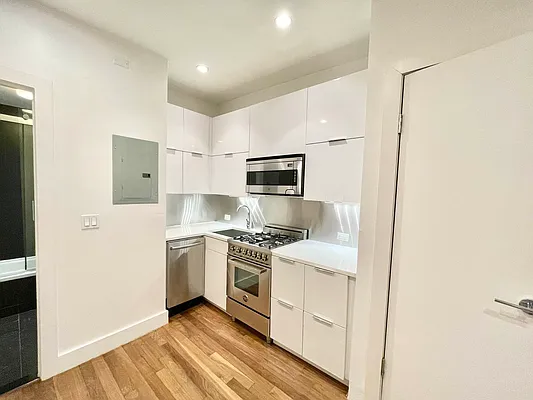 Rented by Vertical Real Estate LLC | media 10