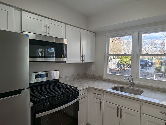 4th image of 98 Woodlake Manor Dr