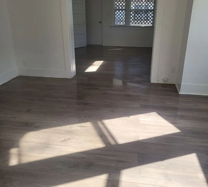 835 1/2 W 42nd Pl