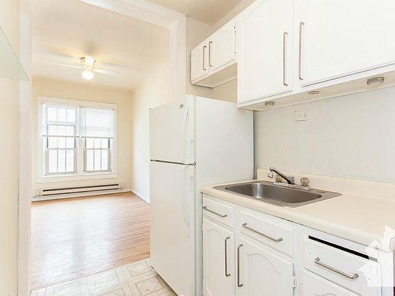 5th image of 622.5 W Barry Ave #S1