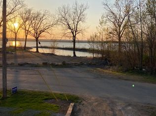 1016 N Lake St, Spring Bay, IL 61611