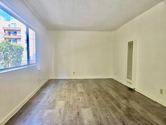 4th image of 13418 Vanowen St #1