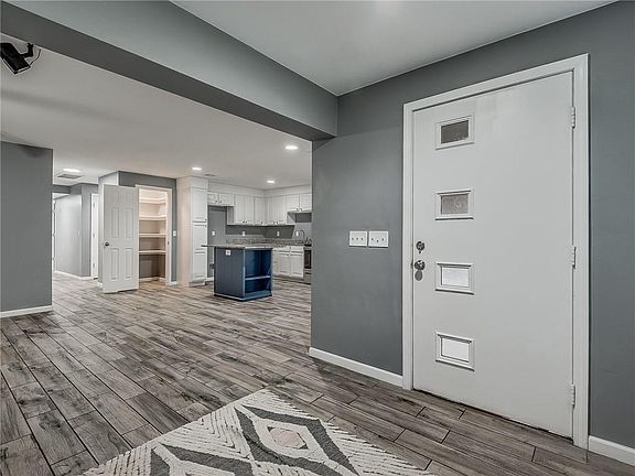 3rd image of 2852 Hillcrest Dr