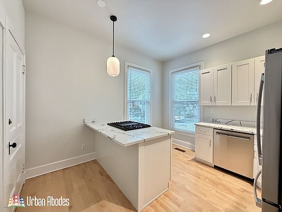 3rd image of 1111 W Roscoe St #1AC