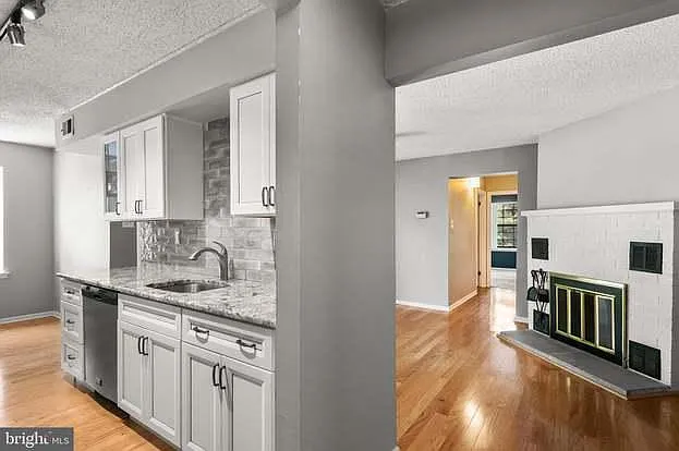 322 Washington Pl — Photo 2