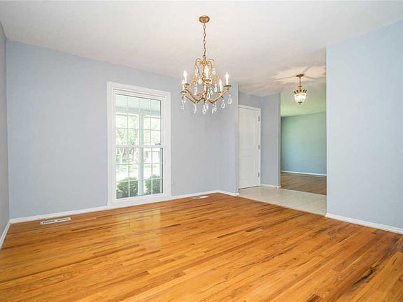 5th image of 11712 Holly Springs Dr