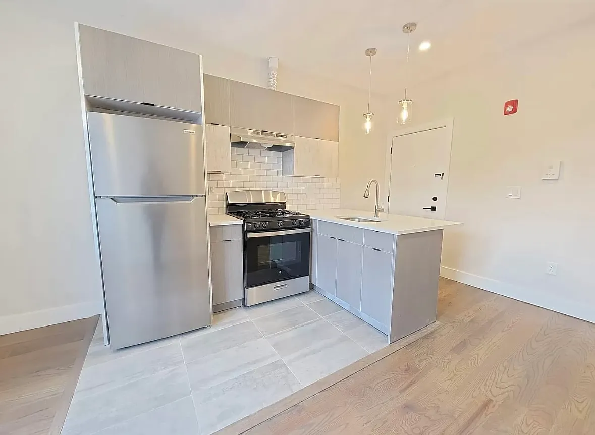 3 bed, 1000 sqft, $2,050 — Photo 1