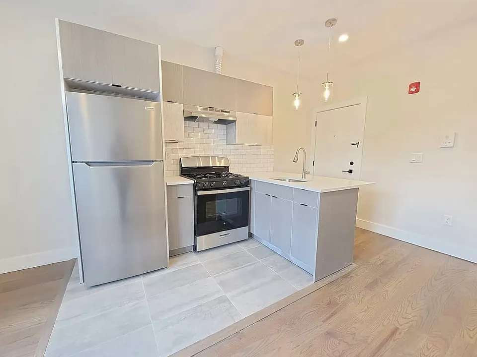 535 Hawthorne Ave #302