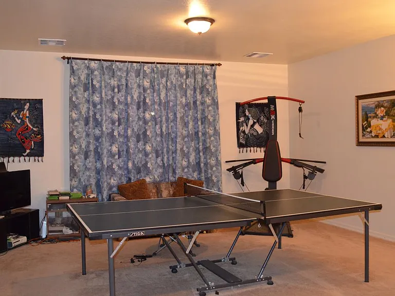 Spacious Loft Upstairs w/t Ping_Pong Table