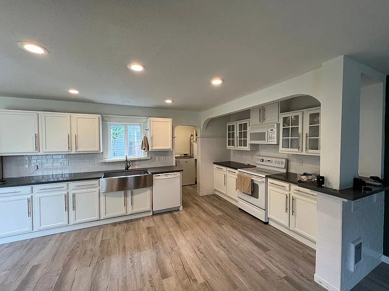 2231 E Wright Ave — Photo 8