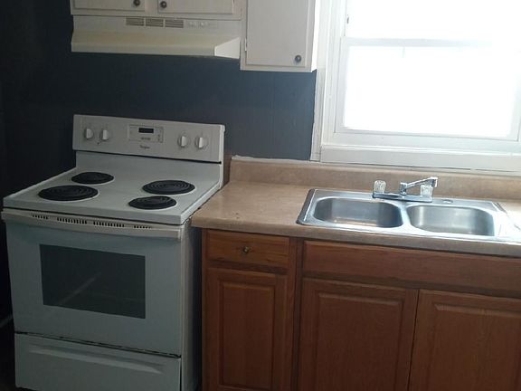 3rd image of 104 Short St