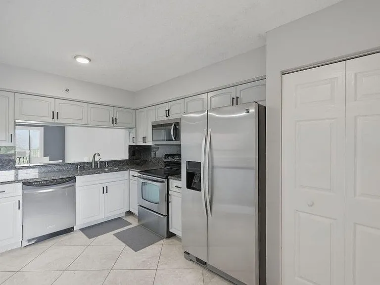 2206 S Cypress Bend Dr #401 — Photo 2