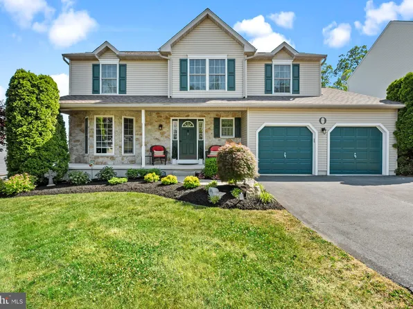 306 Woodbridge Ln, Douglassville, PA 19518