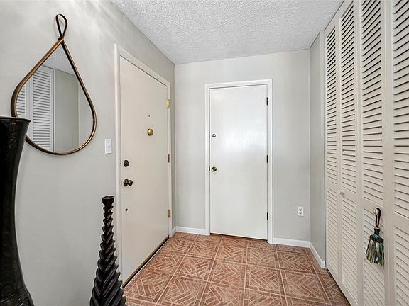 4th image of 100 BLUFF VIEW DRIVE #514C