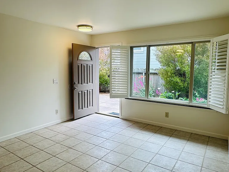 542 Sloat Ave #4 — Photo 3