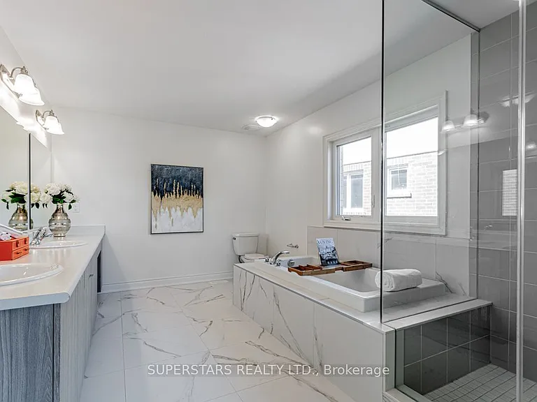 11 Empire Dr — Photo 32