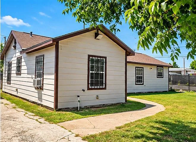 2 bed, 1.0 bath, 1106 sqft, $1,600 — Photo 3